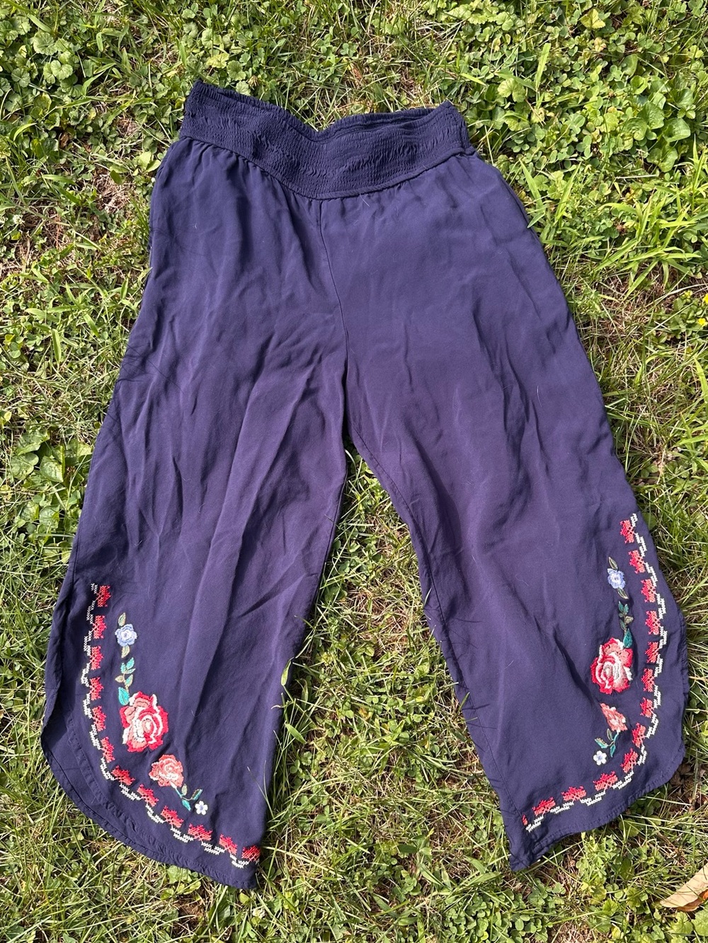 Early 2010’s Xhilaration Navy Wide-Leg Embroidered Floral Flowly Juniors Bottoms
